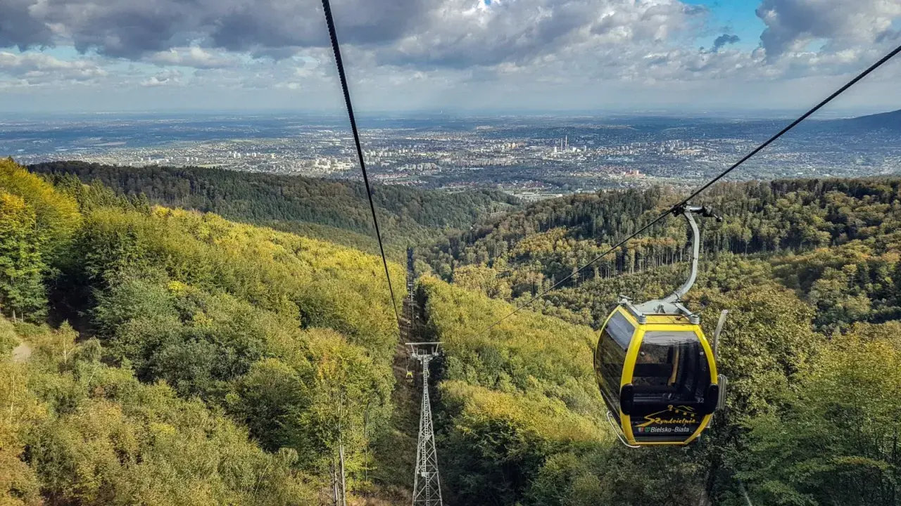 Kolejka linowa nad lasem, widok na miasto. Szyndzielnia szlaki oferują piękne widoki.