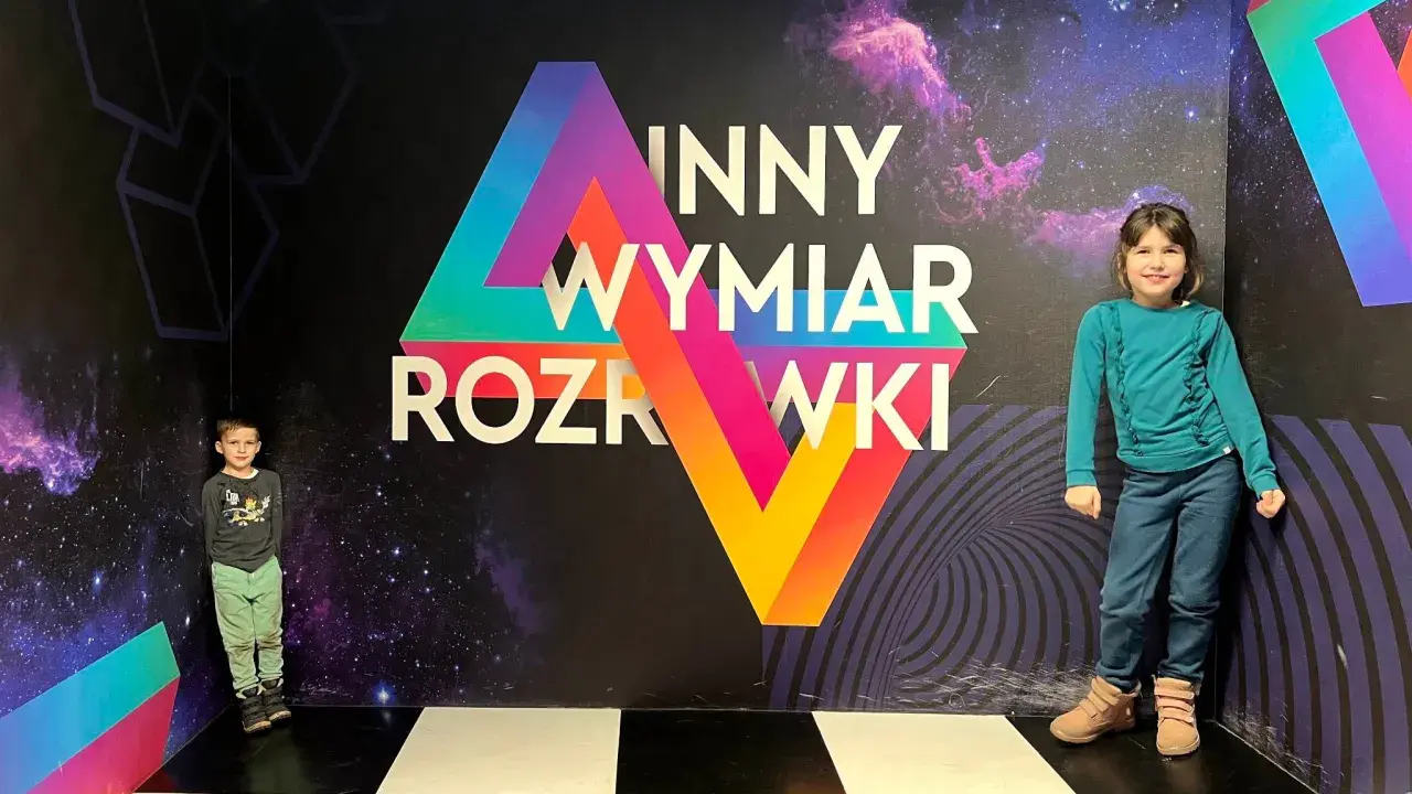 Dzieci w kosmicznym pokoju zagadek, świetne atrakcje dla dzieci Warszawa.