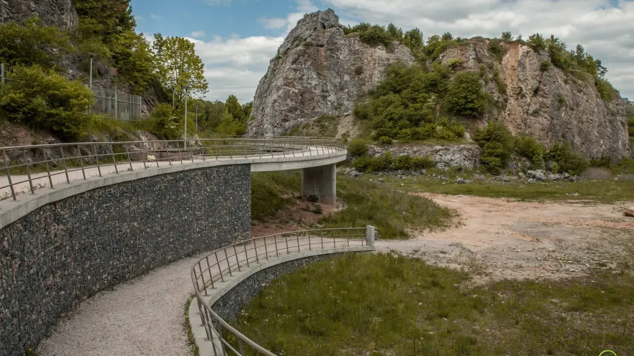 Nowe, kręte ścieżki i mostki w Górach Świętokrzyskich zachęcają do odkrywania urokliwych szlaków.