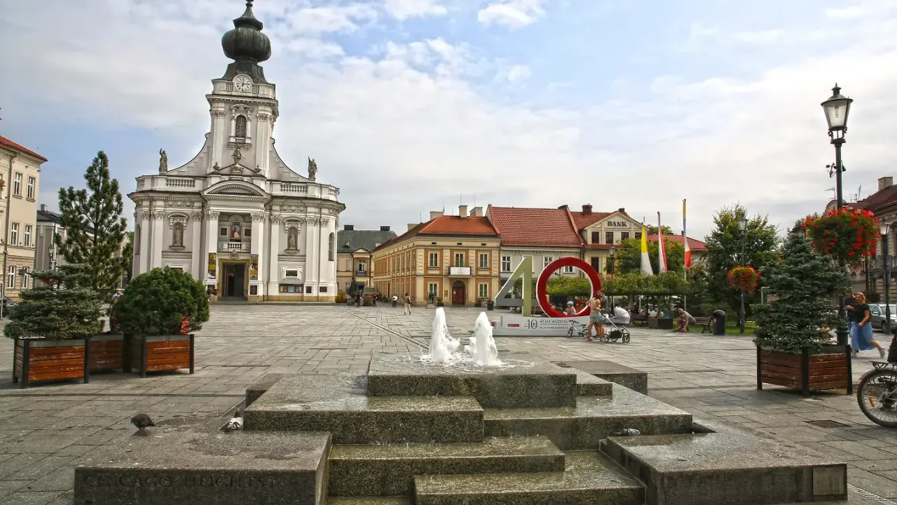 Rynek w Wadowicach: Bazylika, fontanna i nowoczesna instalacja "40 lat Muzeum" to główne wadowickie atrakcje.