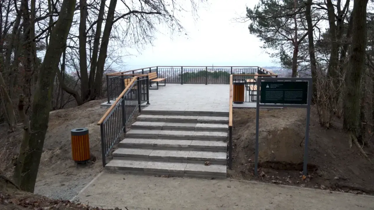 Nowy punkt widokowy w Sopocie zaprasza do podziwiania panoramy. Schody prowadzą na taras z ławkami i widokiem na miasto.