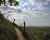 Ścieżka na zboczu, jak na górach pieprzowych, prowadzi ku rozległej dolinie.