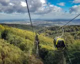 Kolejka linowa nad lasem, widok na miasto. Szyndzielnia szlaki oferują piękne widoki.