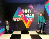 Dzieci w kosmicznym pokoju zagadek, świetne atrakcje dla dzieci Warszawa.