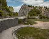 Nowe, kręte ścieżki i mostki w Górach Świętokrzyskich zachęcają do odkrywania urokliwych szlaków.