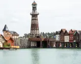 Wesołe miasteczko w stylu wikingów z latarnią morską i domkami nad wodą. Idealne pobierowo atrakcje na deszcz, gdy pogoda nie dopisuje.