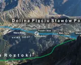Mapa szlaków w Dolinie Pięciu Stawów Polskich. Widok z lotu ptaka na góry, jeziora i ścieżki.
