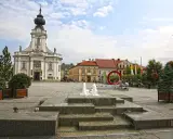 Rynek w Wadowicach: Bazylika, fontanna i nowoczesna instalacja "40 lat Muzeum" to główne wadowickie atrakcje.