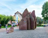 Dzieci bawią się przy kamiennym monumencie w Chłapowie. To świetne atrakcje dla dzieci, które mogą odkrywać ciekawe miejsca.
