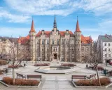 Ratusz w Wałbrzychu, imponujący budynek z wieżyczkami, to jedno z miejsc, które warto zobaczyć w mieście.