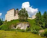Zamek na skale, zielone wzgórza i staw – idealne miejsce, by zobaczyć, co oferuje Jura Krakowsko-Częstochowska.