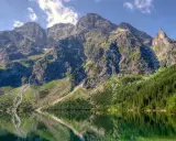 Majestatyczne Tatry, jakie są góry w Polsce, odbijają się w spokojnej tafli jeziora Morskie Oko.
