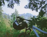 Kask rowerowy POC na kierownicy roweru, gotowego na przygodę na szczawnickiej trasie rowerowej.
