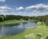 Malownicze jezioro otoczone lasem, z pomostem i altanami. Idealne miejsce na wypoczynek, odkryj gołdap atrakcje.