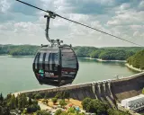 Kolejka gondolowa nad zaporą w Solinie, Bieszczady. Widok na jezioro i zalesione wzgórza.
