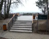 Nowy punkt widokowy w Sopocie zaprasza do podziwiania panoramy. Schody prowadzą na taras z ławkami i widokiem na miasto.