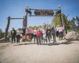 Radosna grupa dzieci skacze przed bramą "Adventure Park" w Gdyni.