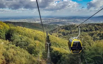 Kolejka linowa nad lasem, widok na miasto. Szyndzielnia szlaki oferują piękne widoki.