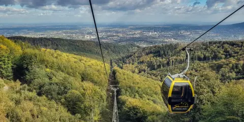 Kolejka linowa nad lasem, widok na miasto. Szyndzielnia szlaki oferują piękne widoki.