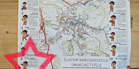Szlak kulinarny "Śladem Rabczańskich Smakowitości" prowadzi przez malownicze Gorce, oferując lokalne przysmaki.