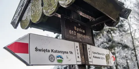 Zimowa trasa na Łysicę. Znaki PTTK wskazują drogę do Świętej Katarzyny, Łysej Góry i Kakonina.