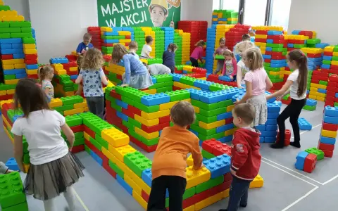 Dzieci budują wielkie konstrukcje z klocków w Klockowni Gdańsk. Radość i kreatywność w akcji!