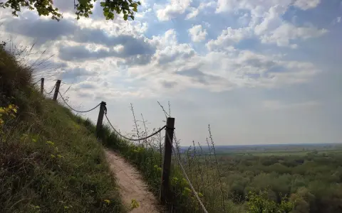Ścieżka na zboczu, jak na górach pieprzowych, prowadzi ku rozległej dolinie.