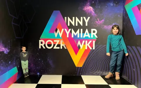 Dzieci w kosmicznym pokoju zagadek, świetne atrakcje dla dzieci Warszawa.