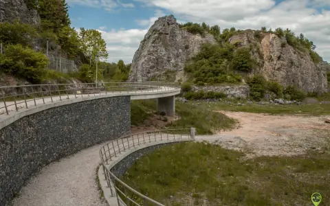 Nowe, kręte ścieżki i mostki w Górach Świętokrzyskich zachęcają do odkrywania urokliwych szlaków.