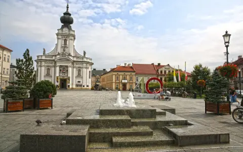 Rynek w Wadowicach: Bazylika, fontanna i nowoczesna instalacja "40 lat Muzeum" to główne wadowickie atrakcje.