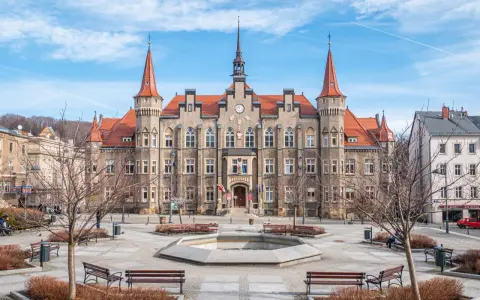 Ratusz w Wałbrzychu, imponujący budynek z wieżyczkami, to jedno z miejsc, które warto zobaczyć w mieście.