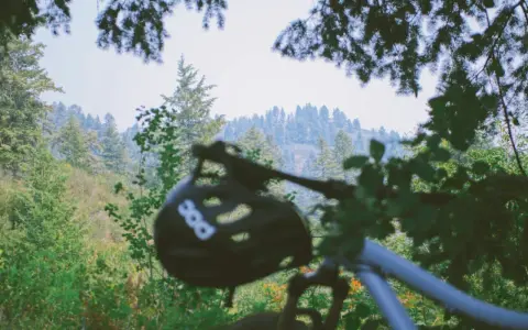 Kask rowerowy POC na kierownicy roweru, gotowego na przygodę na szczawnickiej trasie rowerowej.
