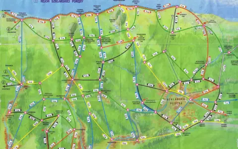 Mapa turystyczna Karkonoszy z zaznaczonymi szlakami. Widoczne są nazwy miejscowości, schronisk i przełęczy, a także oznaczenia tras.