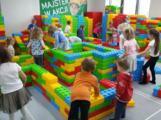 Dzieci budują wielkie konstrukcje z klocków w Klockowni Gdańsk. Radość i kreatywność w akcji!