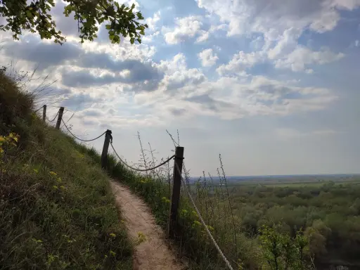 Ścieżka na zboczu, jak na górach pieprzowych, prowadzi ku rozległej dolinie.