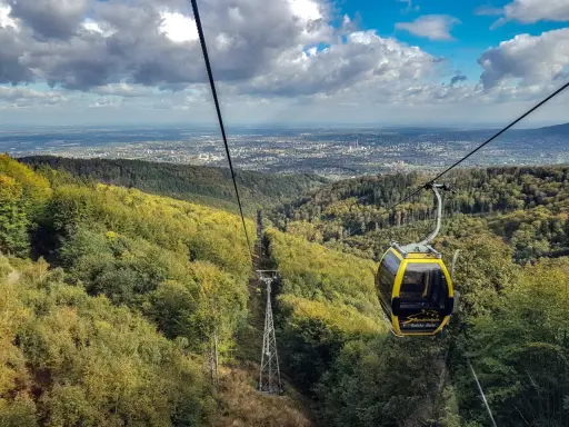 Kolejka linowa nad lasem, widok na miasto. Szyndzielnia szlaki oferują piękne widoki.