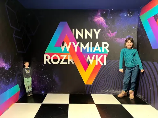 Dzieci w kosmicznym pokoju zagadek, świetne atrakcje dla dzieci Warszawa.