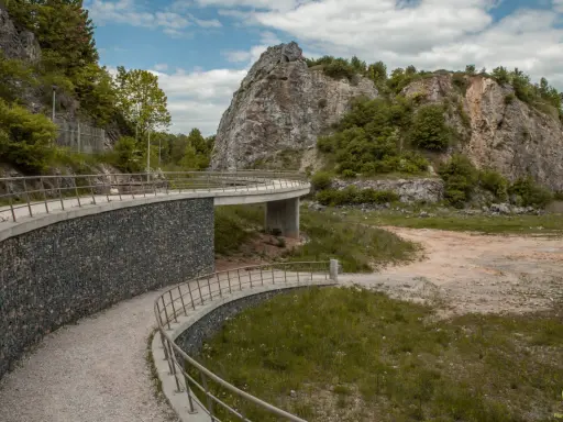 Nowe, kręte ścieżki i mostki w Górach Świętokrzyskich zachęcają do odkrywania urokliwych szlaków.