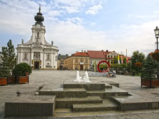 Rynek w Wadowicach: Bazylika, fontanna i nowoczesna instalacja "40 lat Muzeum" to główne wadowickie atrakcje.