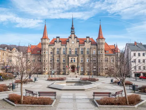 Ratusz w Wałbrzychu, imponujący budynek z wieżyczkami, to jedno z miejsc, które warto zobaczyć w mieście.