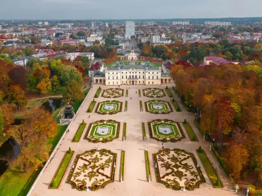 Pałac Branickich w Białymstoku, jeden z najpiękniejszych miast w Polsce, otoczony jesiennym parkiem.