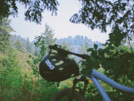 Kask rowerowy POC na kierownicy roweru, gotowego na przygodę na szczawnickiej trasie rowerowej.