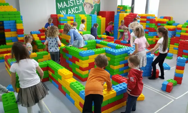 Dzieci budują wielkie konstrukcje z klocków w Klockowni Gdańsk. Radość i kreatywność w akcji!