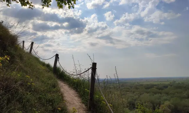 Ścieżka na zboczu, jak na górach pieprzowych, prowadzi ku rozległej dolinie.