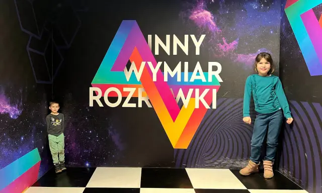 Dzieci w kosmicznym pokoju zagadek, świetne atrakcje dla dzieci Warszawa.