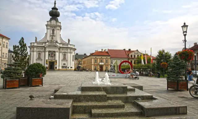 Rynek w Wadowicach: Bazylika, fontanna i nowoczesna instalacja "40 lat Muzeum" to główne wadowickie atrakcje.