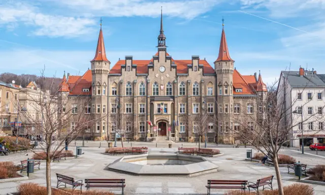 Ratusz w Wałbrzychu, imponujący budynek z wieżyczkami, to jedno z miejsc, które warto zobaczyć w mieście.