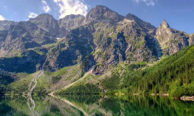 Majestatyczne Tatry, jakie są góry w Polsce, odbijają się w spokojnej tafli jeziora Morskie Oko.