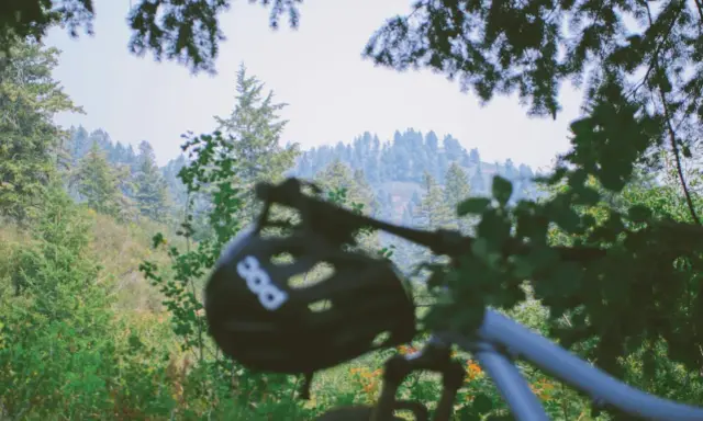 Kask rowerowy POC na kierownicy roweru, gotowego na przygodę na szczawnickiej trasie rowerowej.