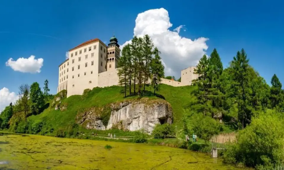 Zamek na skale, zielone wzgórza i staw – idealne miejsce, by zobaczyć, co oferuje Jura Krakowsko-Częstochowska.